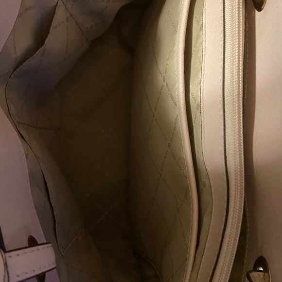 Micheal Kors Tote - Picture 4 of 4